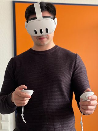 Nutzer testet Autodesk Workshop XR mit Meta Quest Headset und VR-Controllern im Rahmen eines Praxistests